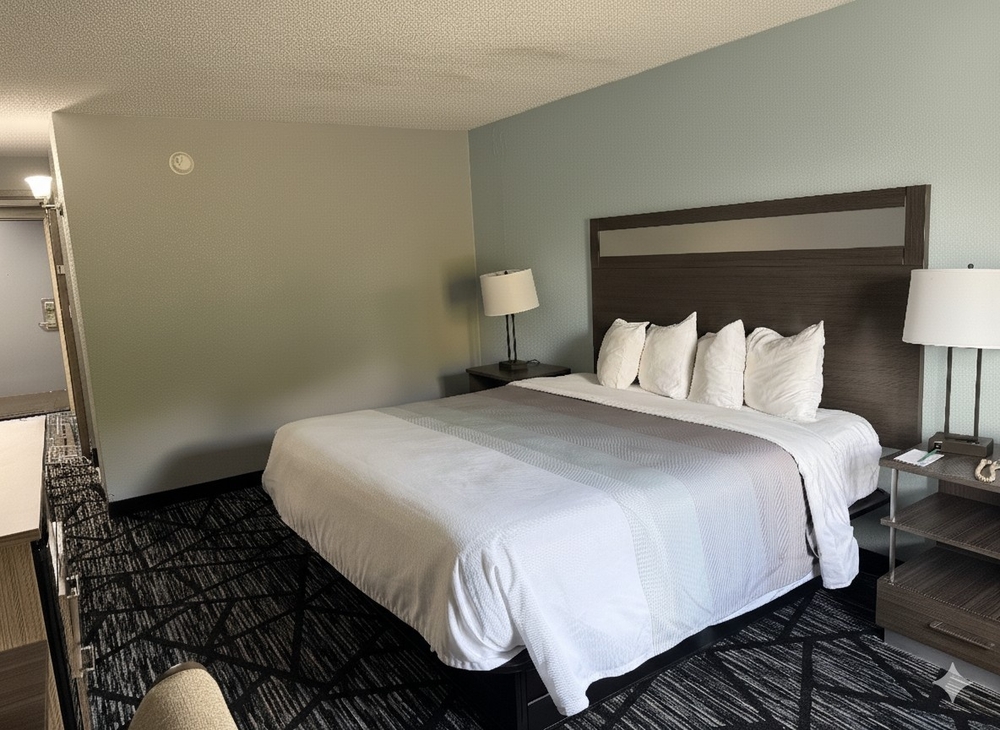 1 King Bed with Hot Tub